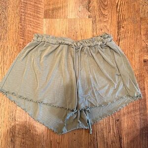 Lisa Says Gah Green Ruffled Hem Shorts D8